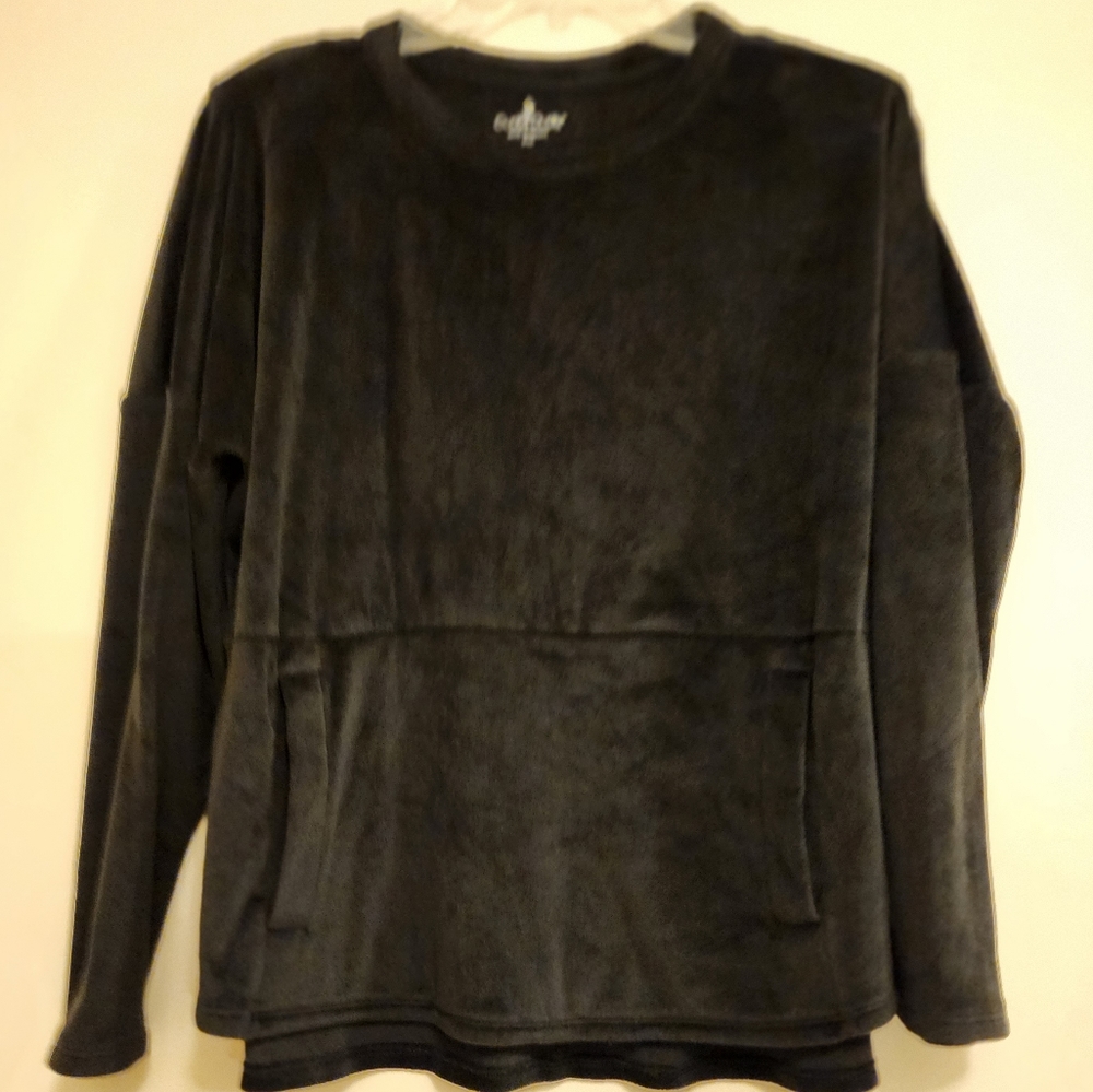 CuddlDuds black, velour-feel top